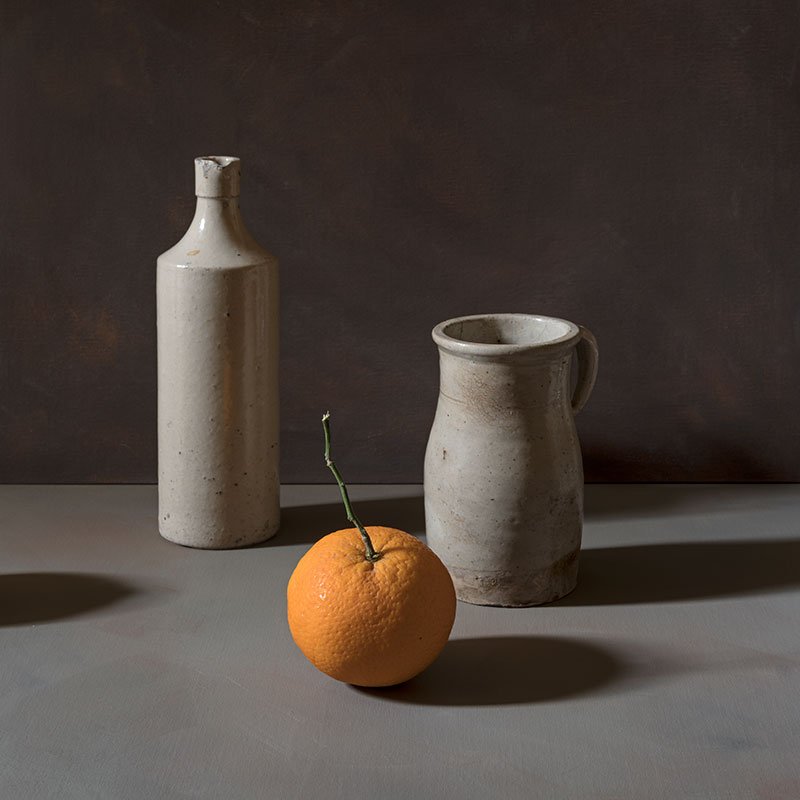 Orange et deux grès