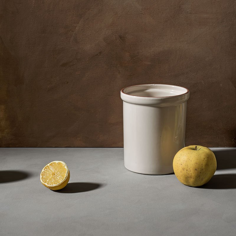 Fruits jaunes et pot blanc