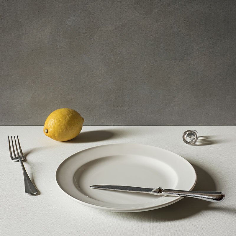 Couverts, assiette et citron