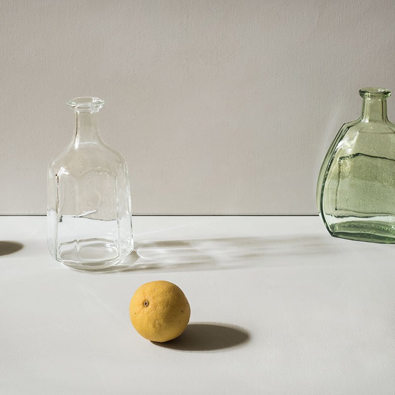 Deux carafes et citron